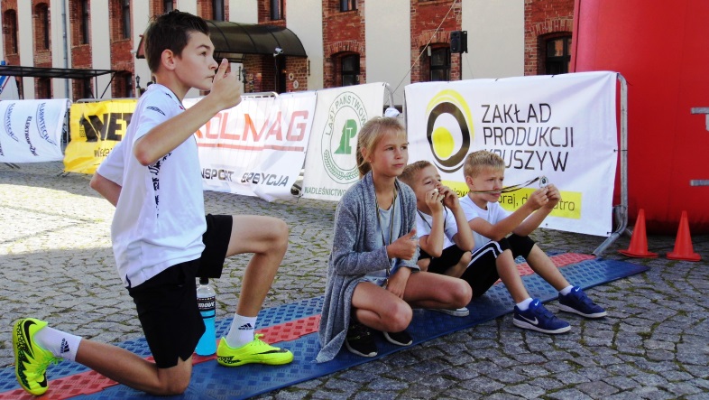 Uczestnicy Dziecięcego Biegu Gniewskiego z medalami